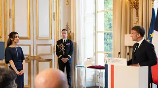 Macron, Nobel Barış Ödüllü Nadia Murad'a Fransa'nın en yüksek nişanını verdi
