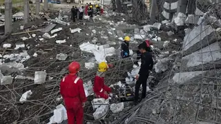 Kerkük'te inşaat halindeki bina çöktü: 10 işçi kurtarıldı, 1 kişi hayatını kaybetti