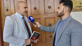 Roman yazarı Ali Cassim es-Sevad, yeni romanını görüşmek üzere Bağdat Kültür Merkezi'nde