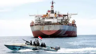 Yemen açıklarında bir yük gemisine yaklaşan tekneler için uyarı yapıldı