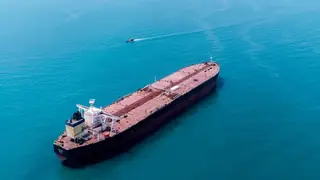 Irak'a ait süper tanker 1 milyon varil petrolle Hürmüz Boğazı'ndan başarıyla geçti