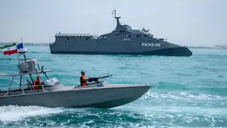 İran, Hürmüz Boğazı yakınlarında bir gemiyi durdurdu ve diğerlerine uyarıda bulundu