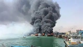 İran'ın güneyindeki Deyr Limanı'nda iki ticari gemide yangın çıktı