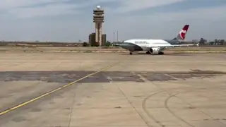 Bağdat Havalimanı, iki aylık aranın ardından Meşhed'den gelen ilk uçuşu karşıladı