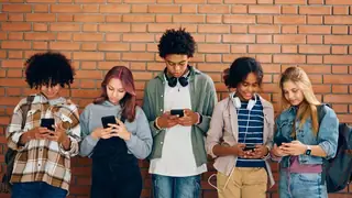 Akıllı telefonlar insanları sessizleştiriyor: Yıllık 120 bin kelime kaybı