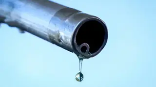 IEA: Ülkeler petrol stoklarını rekor hızla eritiyor